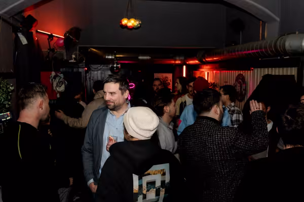 Menschen in einer Bar f&uuml;hren Gespr&auml;ch miteinander bei der Cocktailconnection.